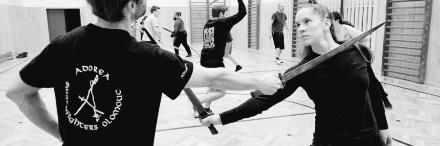 Šerm tesákem + boj dýkou